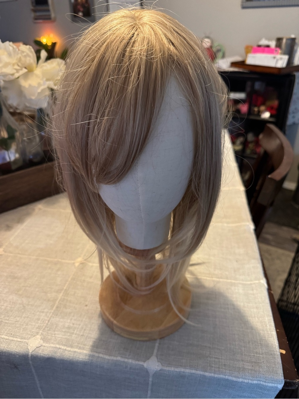 Light Blonde Layered Synthetic Wig with Side Bangs